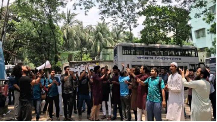 বাজেট বৃদ্ধিসহ ৪ দফা দাবিতে জবি শিক্ষার্থীদের বিক্ষোভ